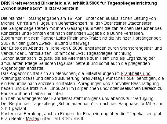 Seniorin vor Mensch-ärgere-dich-nicht-Spiel